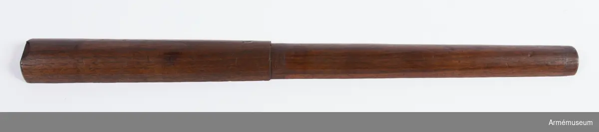 Försöksmodell med plats för 6 patroner i magasinet.

Enligt kinesiska gästers tolkning står på pipan "Arméns vapen- tillverknings verkstad i Hanyang"./1984-12-17 EW.

På baksidan av bilagan står antecknat med blyerts: "Uppfinnare: Liu Tsching En, generalmajor i Kinesiska armén,  Hanyang arsenal. Gevärsfaktori för tillverkning av 100 gevär om dagen med alla  tillhörande maskiner etc. tillverkades 1914-17 av Pratt &  Whitney Machine Co, Hartford, Conn. Ingeniör A.E. Larsson, Edeskvarna, Lyckåsgård. Geväret hopsatt av provdelar direkt från maskinerna." 

I kolven rengöringsverktyg.

Geväret isärplockat och ihopsatt 2018-01-12 på Armémuseum i studiesyfte.