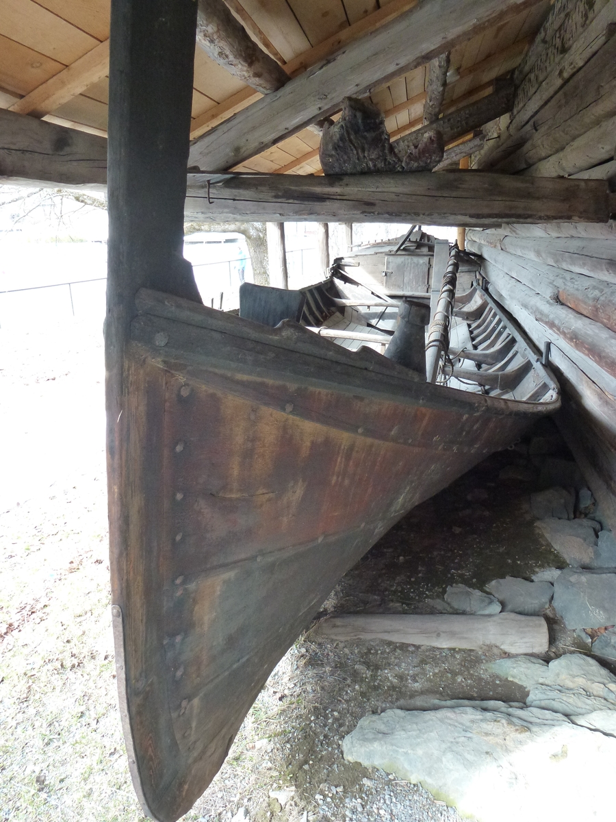 "Lestabåt" av Åfjordstype, med mast. Tauverk rundt masta. Veng i bakskottet. Tannet feste for rorkulten på vengen. 4 tolleganger. Tverr rong i forstevnen. Gjennom loten er et hull.