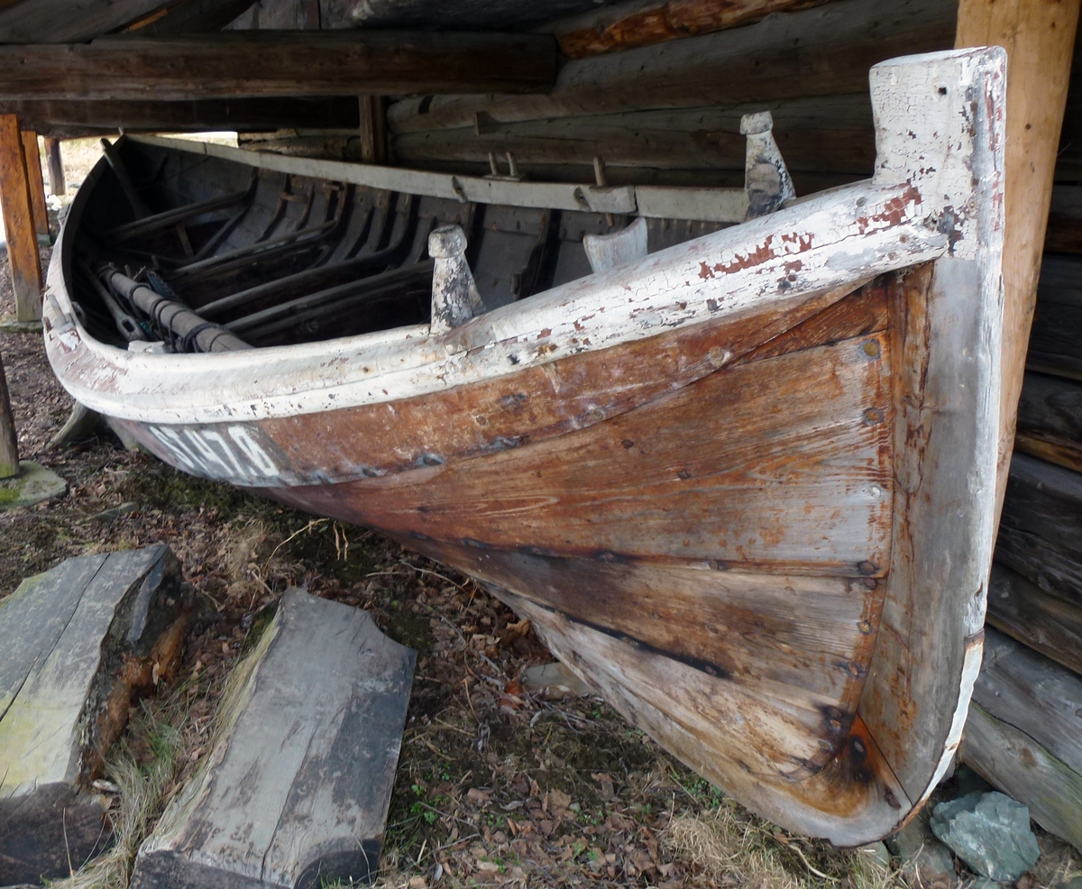 Har opprinnelig hatt vanlige stevner, reip m/skvettbord og vanlig råseilrigging, men er senere omgjort til sneiseiler. For- og bakstevn er nedkappet, og reipa er omgjort. Tverr rong i forstevn. 3 sett tolleganger. Mast m/rorkult følger med.