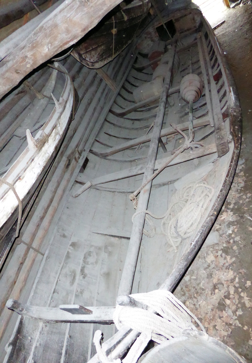 Lofoftbåt av Åfjordtypen, m/mast, rigg, 2 par årer og dregg m/håndlaget tau. Veng i bakskottet. Babord side har påsatt skvettbord fra vengen og litt foran midtskips. Tverr rong i forstavnen. 2 sett tolleganger, - foran vengen og mellom de fremste toflene.