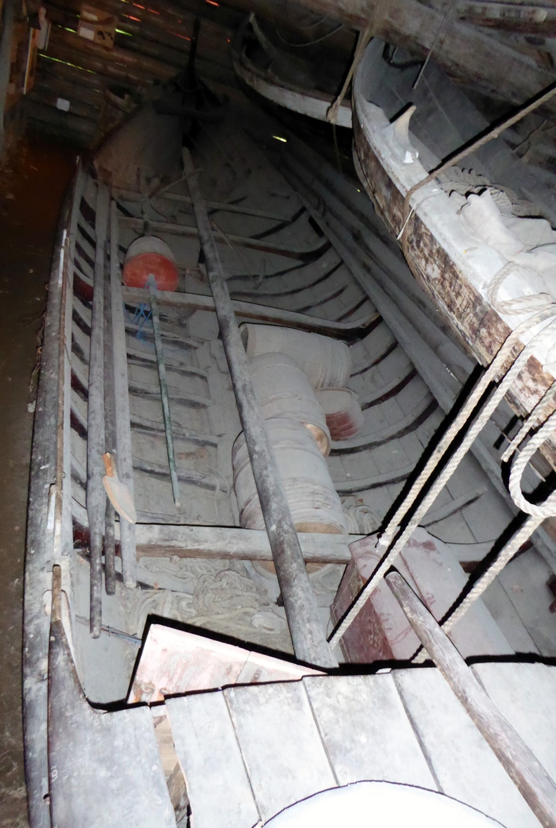 Lofoftbåt av Åfjordtypen, m/mast, rigg, 2 par årer og dregg m/håndlaget tau. Veng i bakskottet. Babord side har påsatt skvettbord fra vengen og litt foran midtskips. Tverr rong i forstavnen. 2 sett tolleganger, - foran vengen og mellom de fremste toflene.