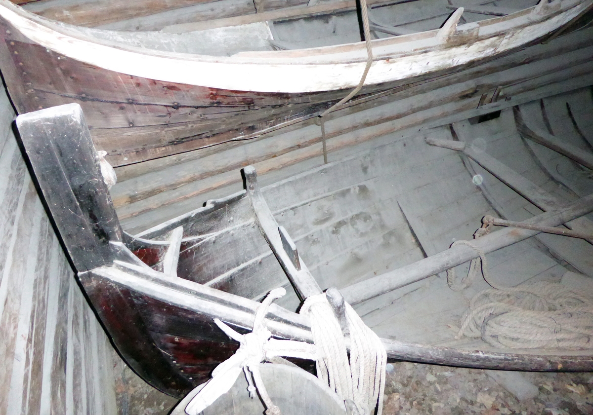 Lofoftbåt av Åfjordtypen, m/mast, rigg, 2 par årer og dregg m/håndlaget tau. Veng i bakskottet. Babord side har påsatt skvettbord fra vengen og litt foran midtskips. Tverr rong i forstavnen. 2 sett tolleganger, - foran vengen og mellom de fremste toflene.