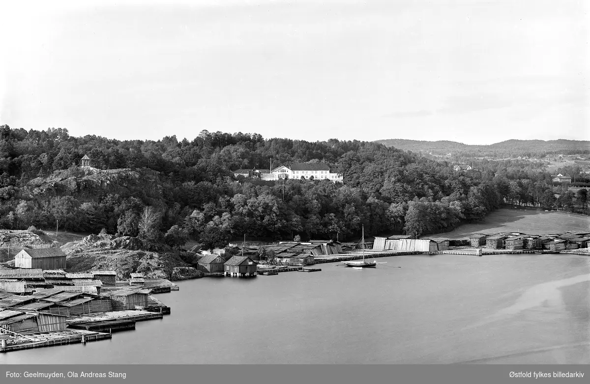 Rød herregård i Halden ca. 1890.