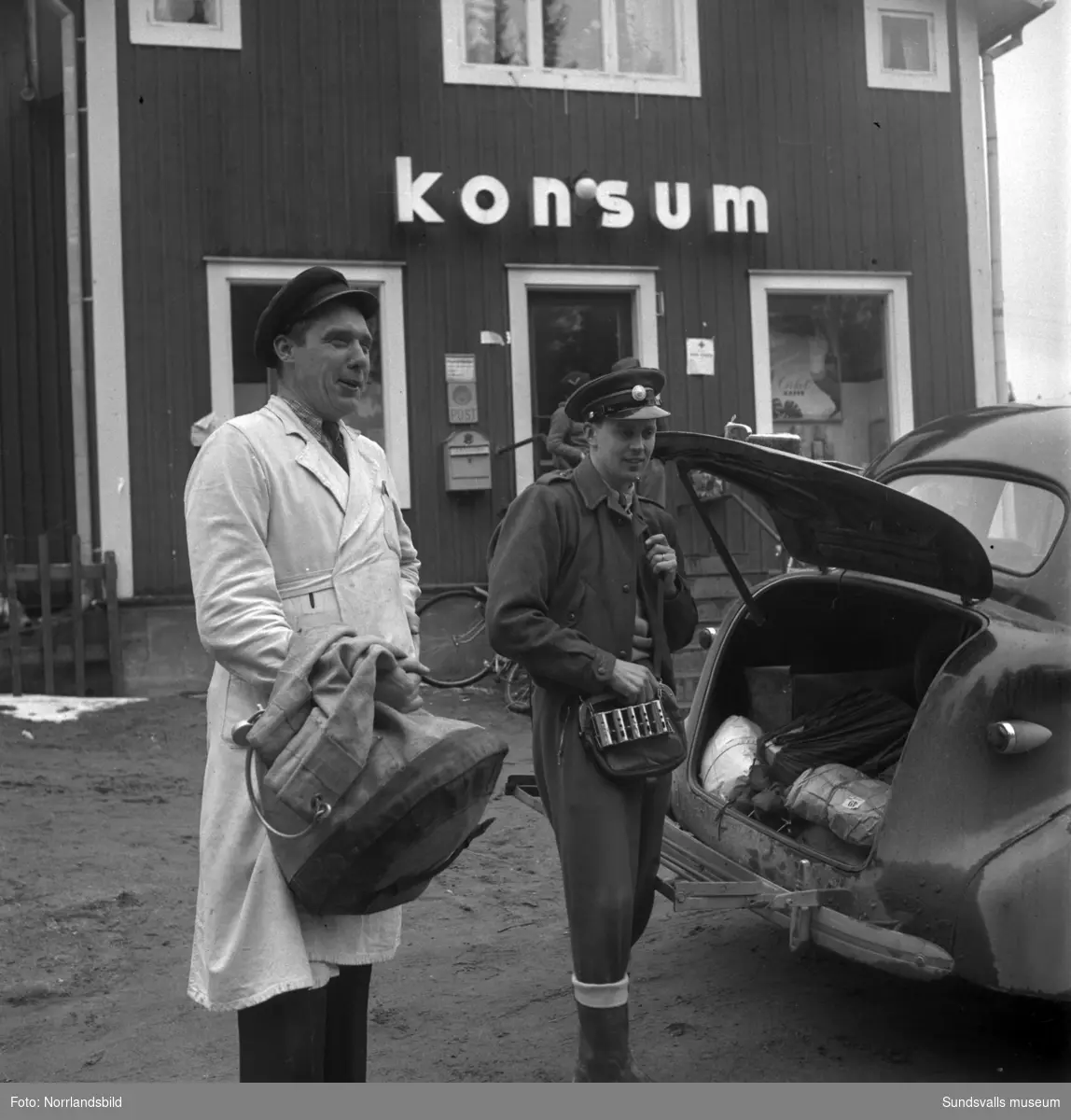 Besvärligt och lerigt väglag våren 1950 för bilförare och cyklister på vägen mellan Torpshammar och Hassela.
