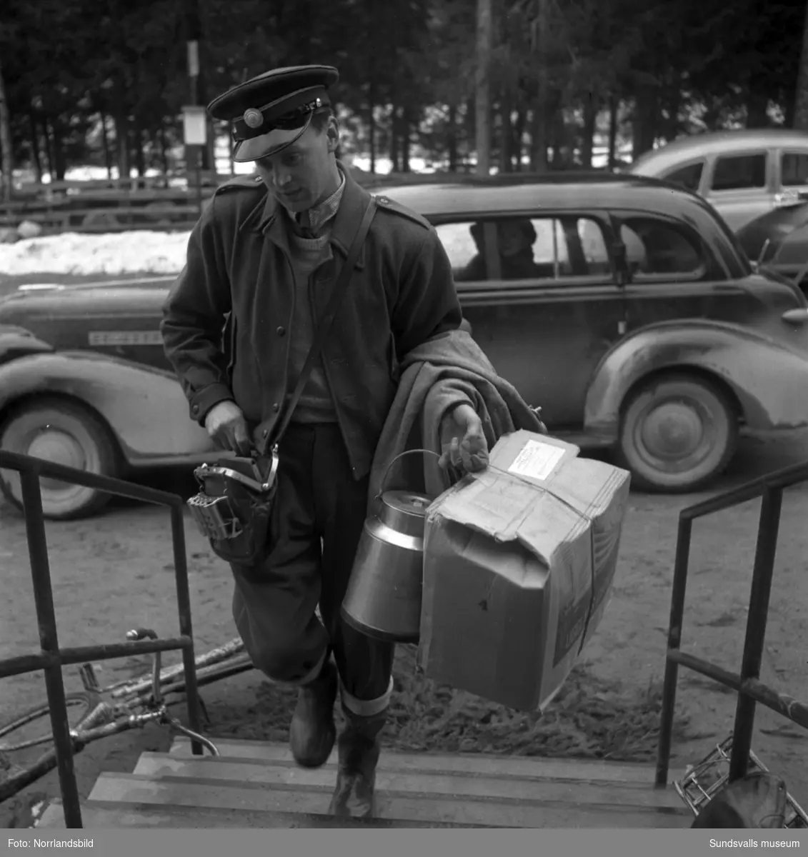 Besvärligt och lerigt väglag våren 1950 för bilförare och cyklister på vägen mellan Torpshammar och Hassela.