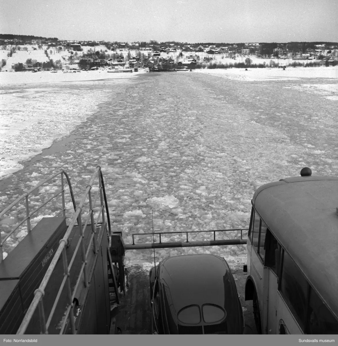 Reportagebilder om det planerade brobygget till Alnö. Tjänstemän presenterar skisser med mera, bilder från färjan och färjeläget samt från Alnö kalkfabrik.