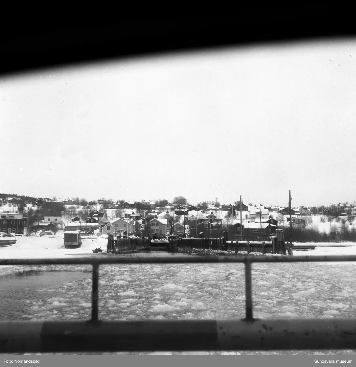 Reportagebilder om det planerade brobygget till Alnö. Tjänstemän presenterar skisser med mera, bilder från färjan och färjeläget samt från Alnö kalkfabrik.