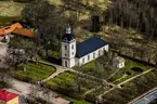 Flygfoto över Linderås kyrka i Tranås kommun.