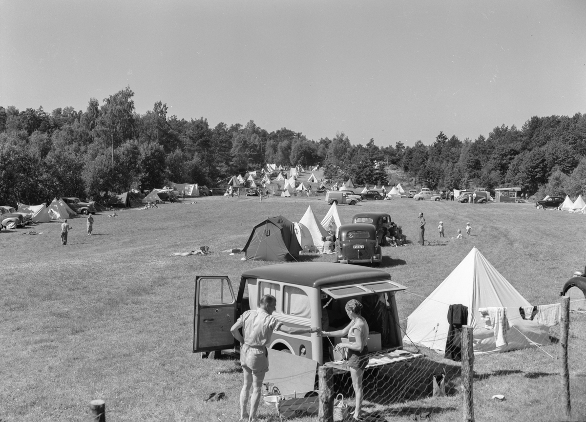 På campingtur med telt og bil i 1956