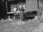 Tre kvinnor och en man vid fäbod, 1930-40-tal, sannolikt i Sverige
