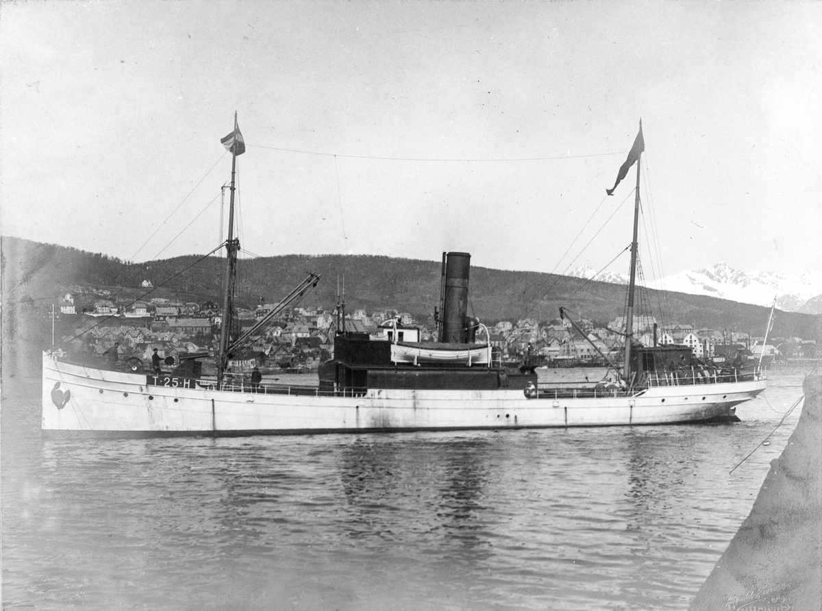 D/S "Haalogaland". Harstad i bakgrunnen.