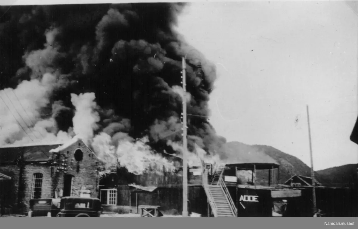 Namsos, 20.04.1940. Det brenner på Trælastforeningen (der jernvaren nå har bygd).