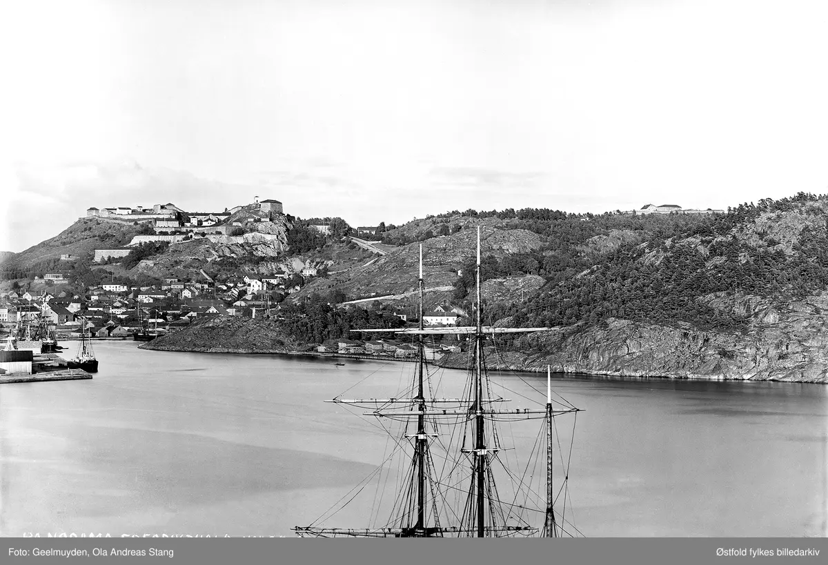 Oversiktsbilde av Halden og Fredriksten festning, september 1890. Knardal herregård midt i bildet. Overberget til høyre, del av Fredriksten festning. Ukjent seilskute i forgrunnen.