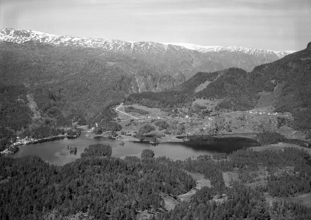 Låtevatnet og Låtegrenda (Låte, Berge, Tveit jfr. Kolltveit).