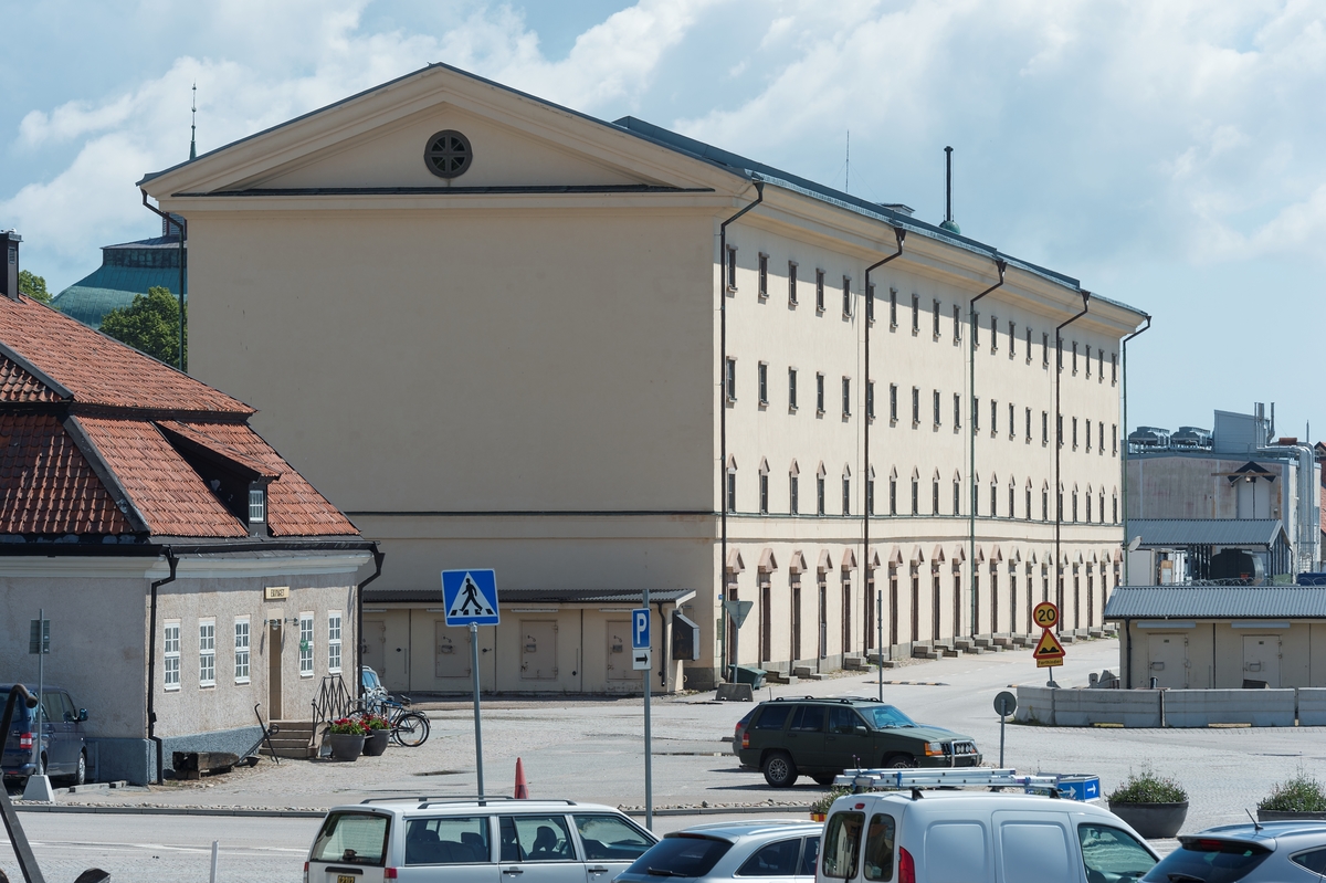 Fotodokumentation på Marinbasen i Karlskrona. T v: Spruthuset. Mitt i bild: "Silverhuset" som fick sitt namn sedan kungen frågat om huset var byggt i silver istället för sten, då kostnaderna var så höga till följd av de dyra och tidskrävande grundläggningsarbetena. Det s k silverhuset/Ivnetariekammare 1 uppfördes för förvaring av materiel från tolv linjeskepp. På bottenplan torkades och förvarades trossarna och på våningarna ovanför förvarades materiel som tåg och segel.