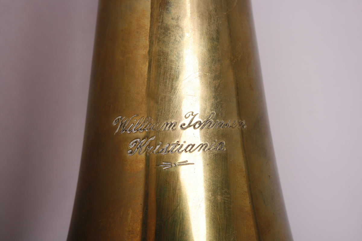 Ventilbasun, eller trombone, i messing, med dreieventiler. Tilhørende munnstykke.