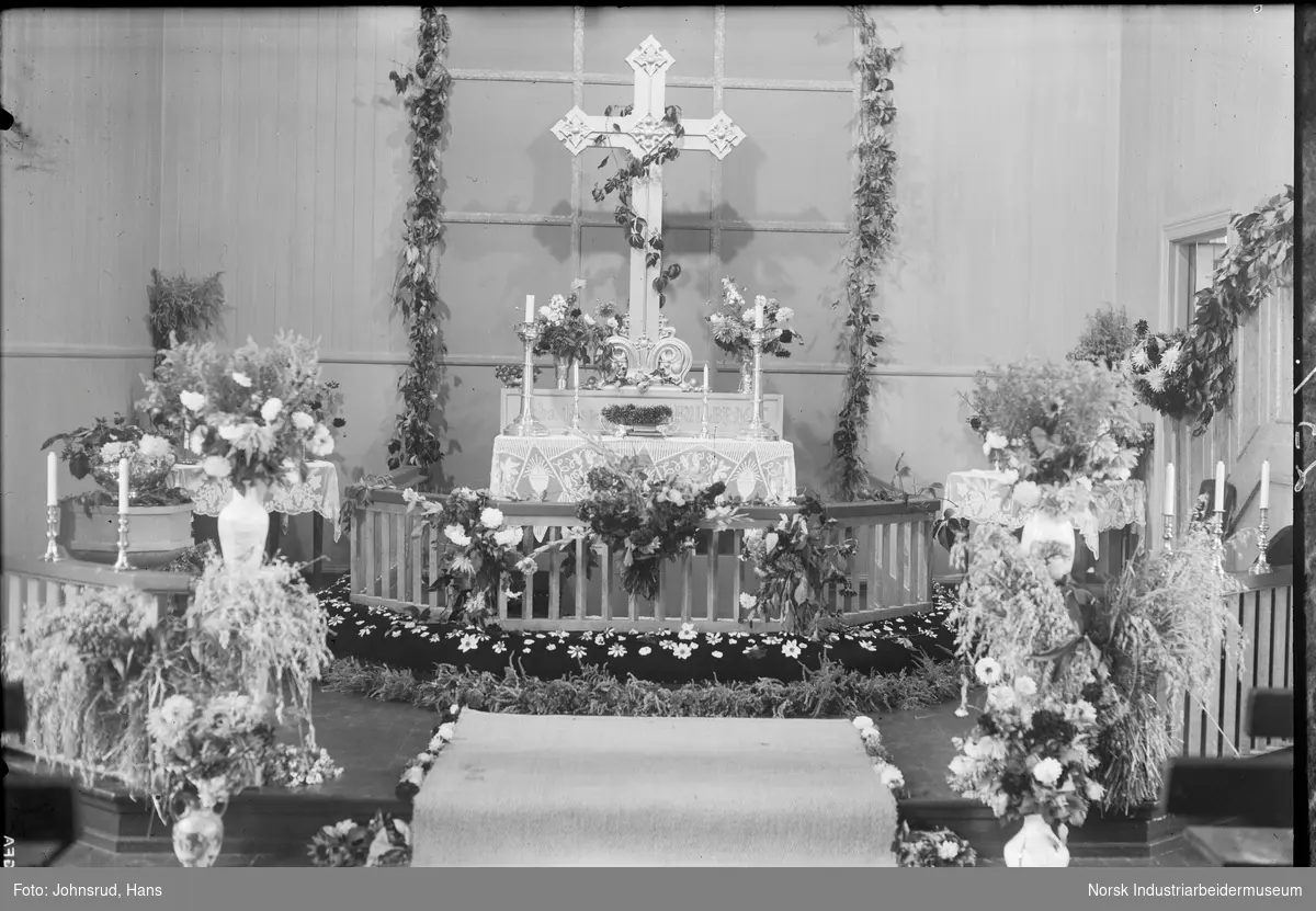 Notodden Kirke, alterring pyntet med blomster. Sannsynligvis begravelse til Anne Holta.