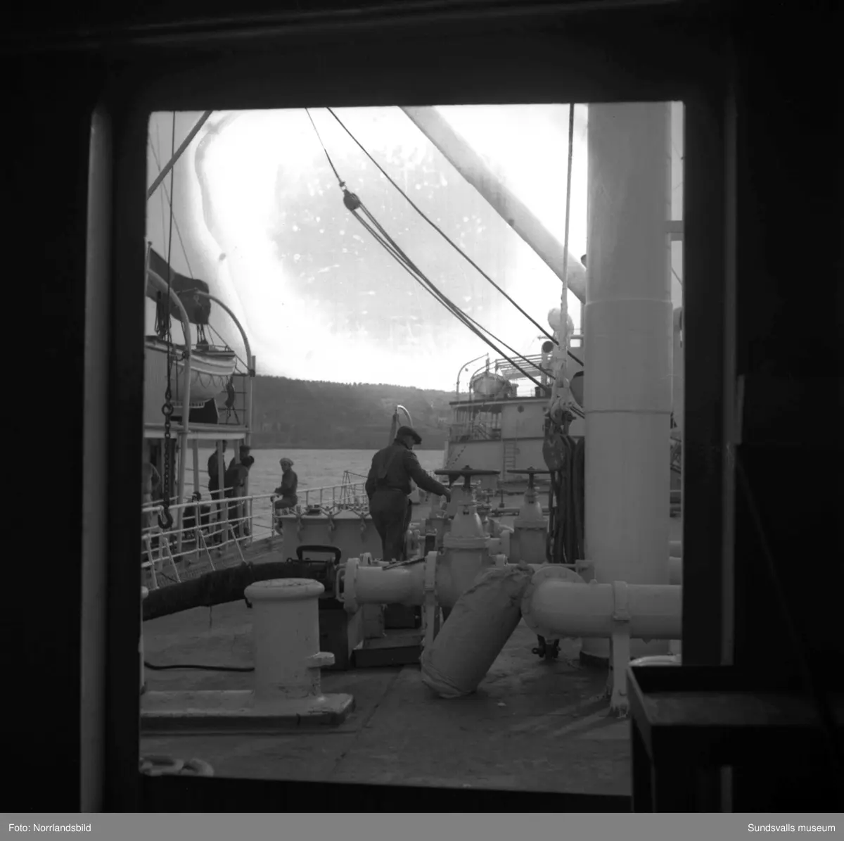 Tankfartyget Trondheim i Svartvik. Bilder från verksamheten ombord samt exteriörbilder.