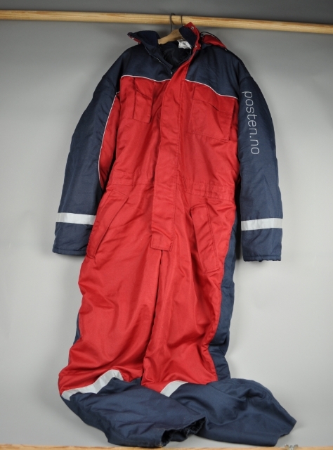 Varmedress med glidelås og lukking med borrelås.
Refleksbånd på armer og ben. Krage i fleece.
Størrelse S.
Dresses har hette og  bryst-, side og baklommer.
