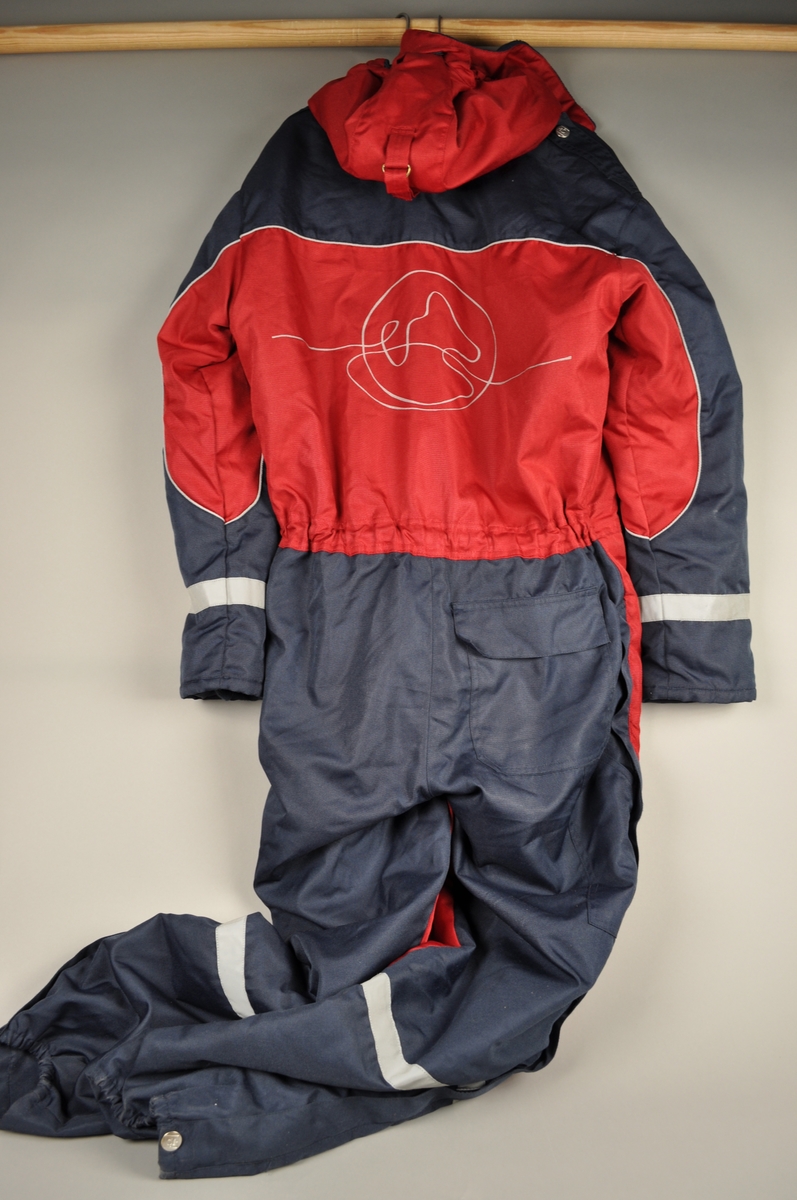 Varmedress med glidelås og lukking med borrelås.
Refleksbånd på armer og ben. Krage i fleece.
Størrelse S.
Dresses har hette og  bryst-, side og baklommer.