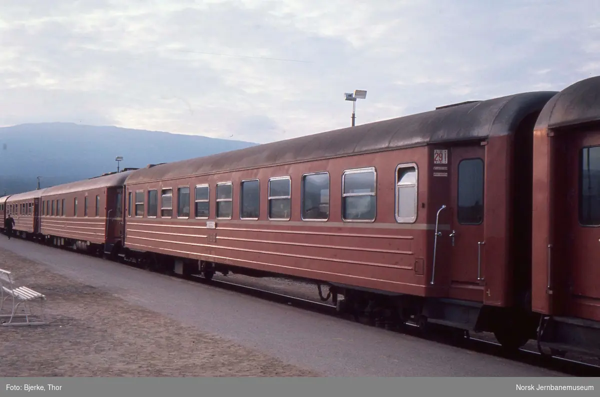 Personvogn litra B3 nr. 25534 i tog 451 på Fauske stasjon