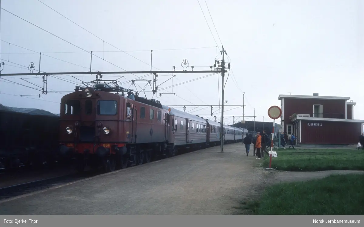 Ekspresstog 93, Nordpilen, på Bjørnfjell stasjon, trukket av elektrisk lokomotiv Da 886