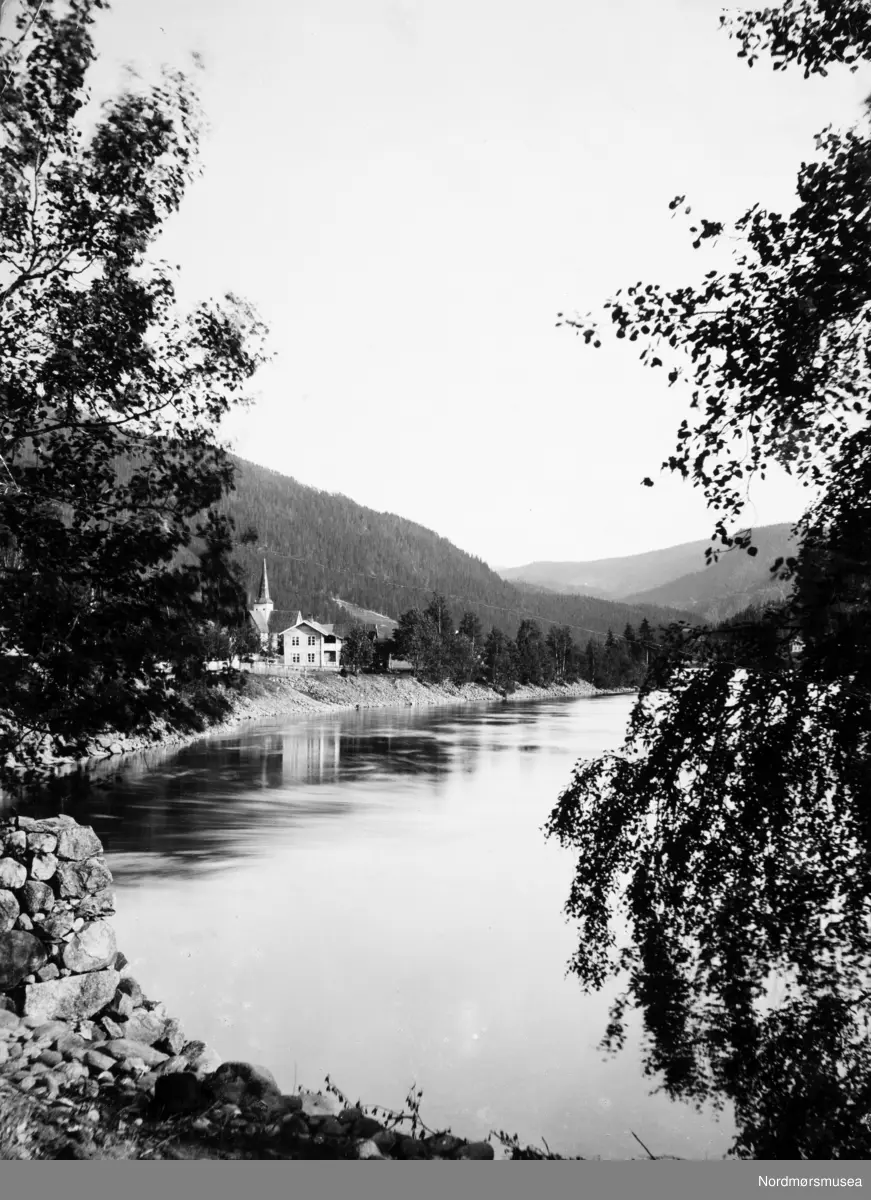 Bang Bagn kirke, Valdres. Foto: Robøle ca 1900. Samlingen har tillhørt Gert Faye-Gunnerud hvis mor var fra Walther-slekten i Kristiansund. Giver av samlingen er Tore Kristiansen. Fra Nordmøre museums fotosamlinger.