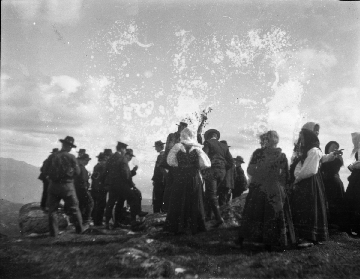 Rikard Berges fotoarkiv. 8 negativer. Gruppe mennesker på fjellet, kvinner i bunader.