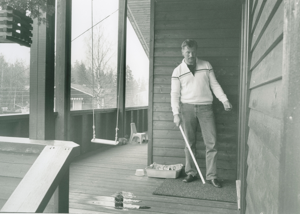 Huset til familien Rustad i Våglia ble gjennomsøkt av en innbruddstyv. Tyven fakken, men sluppet ut igjen med en gang.
Bilder bestikk, familien Rustads hus og medlemmer av familien.