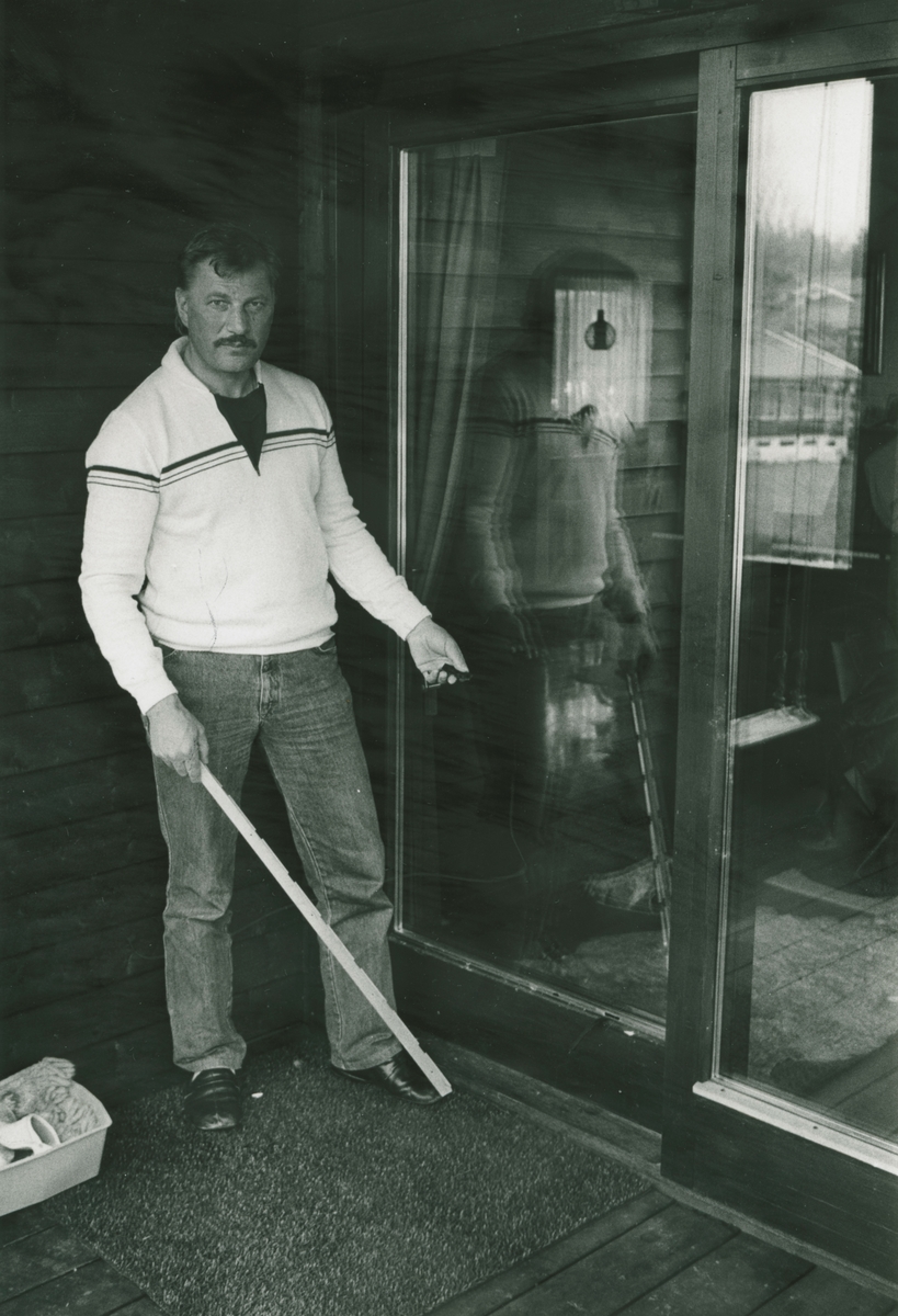 Huset til familien Rustad i Våglia ble gjennomsøkt av en innbruddstyv. Tyven fakken, men sluppet ut igjen med en gang.
Bilder bestikk, familien Rustads hus og medlemmer av familien.