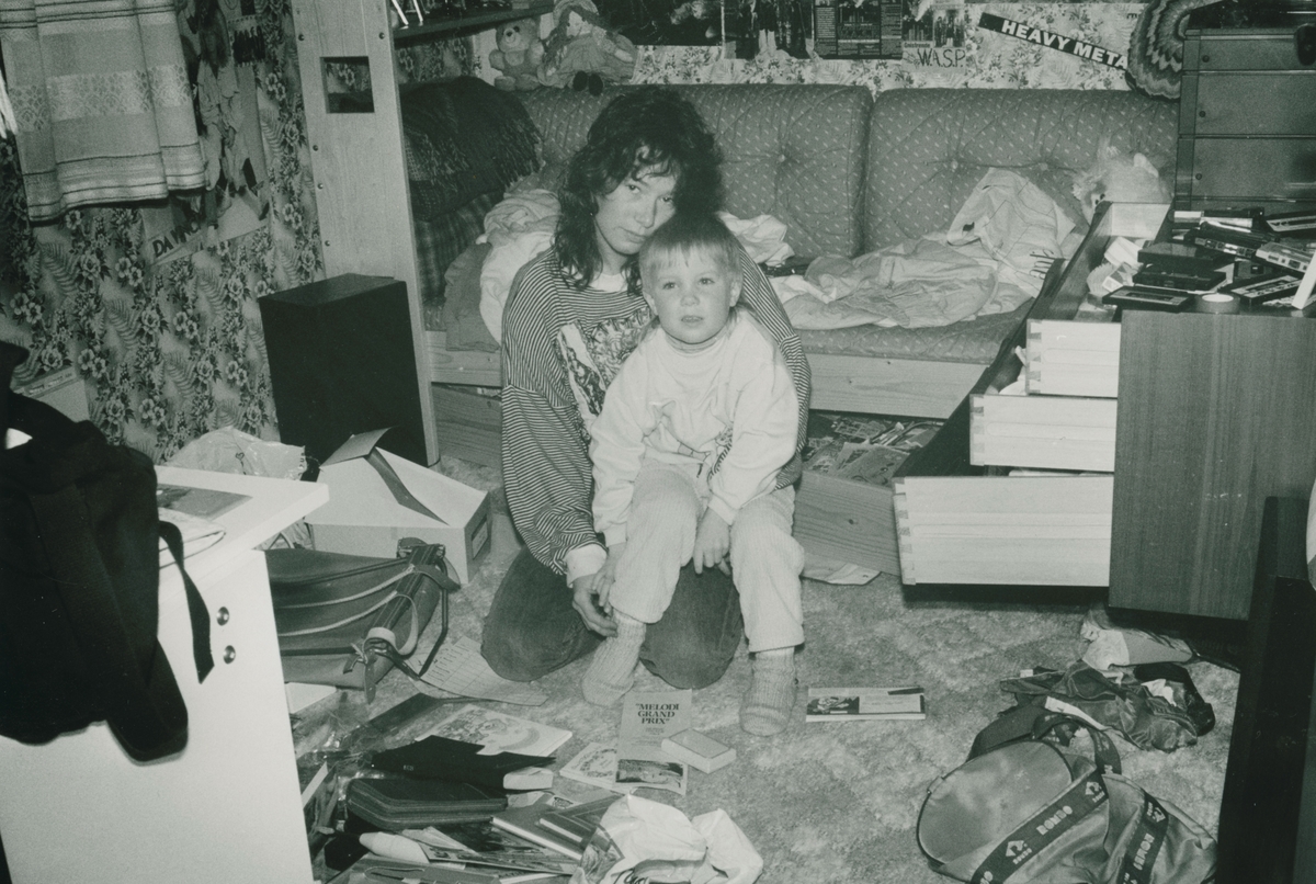 Huset til familien Rustad i Våglia ble gjennomsøkt av en innbruddstyv. Tyven fakken, men sluppet ut igjen med en gang.
Bilder bestikk, familien Rustads hus og medlemmer av familien.