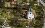 Flygfoto över Malmbäcks kyrka i Nässjö kommun.