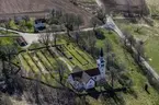 Flygfoto över Marbäcks kyrka i Aneby kommun.