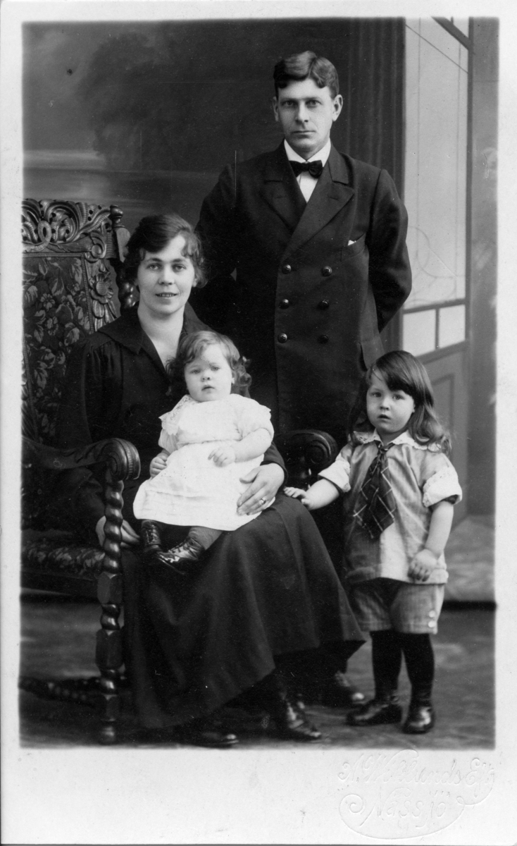 Sigrid och Oskar Arvidsson med barnen Iris och Sture i Nässjö, Jönköpings län. De hade även fosterdottern Ingrid Andersson, som utbildade sig till sjuksköterska inom psykiatrin och senare arbetade vid Ryhovs sjukhus i Jönköping.