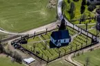 Flygfoto över Mellby kyrka i Eksjö kommun.