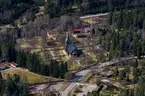 Flygfoto över Nykyrka kyrka i Mullsjö kommun.