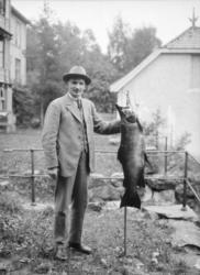 Mann med stor ørret. Hunderørret - Mjøsørret.