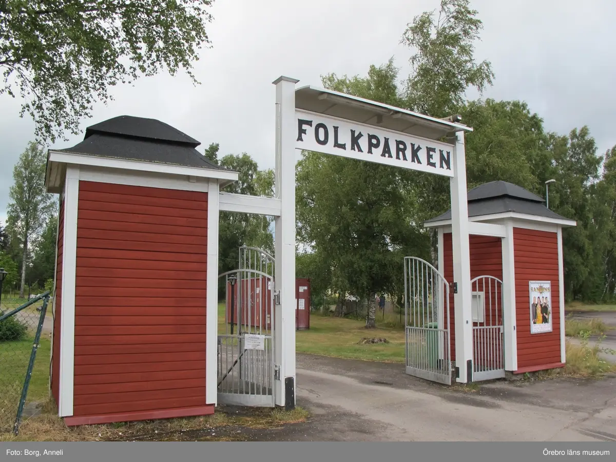 1: Entrén som den ser ut i dag. Foto: 4 augusti 2016.
2: Teaterbyggnaden, Stora scenen, före åtgärd, 16 maj 2016.
3: Teaterbyggnaden, Stora scenen, före åtgärd, 16 maj 2016.
4: Nedre dansbanan före åtgärd, 16 maj 2016.
5: Nedre dansbanan, före åtgärd, 16 maj 2016. Bilden visar en mindre scenutbyggnad på dansbanans bakre del.
6: Övre dansbanan före åtgärd, 16 maj 2016.
7: Övre dansbanan före åtgärd, 16 maj 2016.
8: Stora scenen under åtgärd. Till höger om entrén lagades rötskadad panel, 21 juni 2016.
9: Stora scenen efter åtgärd, 4 augusti 2016.
10: Stora scenen efter åtgärd, 4 augusti 2016.
11: Stora scenens fasader har målats med olika färgtyper. Fasaden till vänster är målad med linoljefärg, medan teaterdelen till höger har målats med slamfärg. 
12: Nedre dansbanan under åtgärd. Rötskadade panelbrädor byttes, 21 juni 2016.
13: Nedre dansbanan efter åtgärd, luckorna har nu målats röda efter anvisning, 4 augusti 2016. 
14: Övre dansbanan efter åtgärd, 4 augusti 2016. 
15-16: Biljettkiosk vid entrén samt biljettkiosk till danbanan. 4 augusti 2016.
17-18:Takprydnad till dansbanans biljettkiosk, samt spelhallen som är i behov av åtgärder.