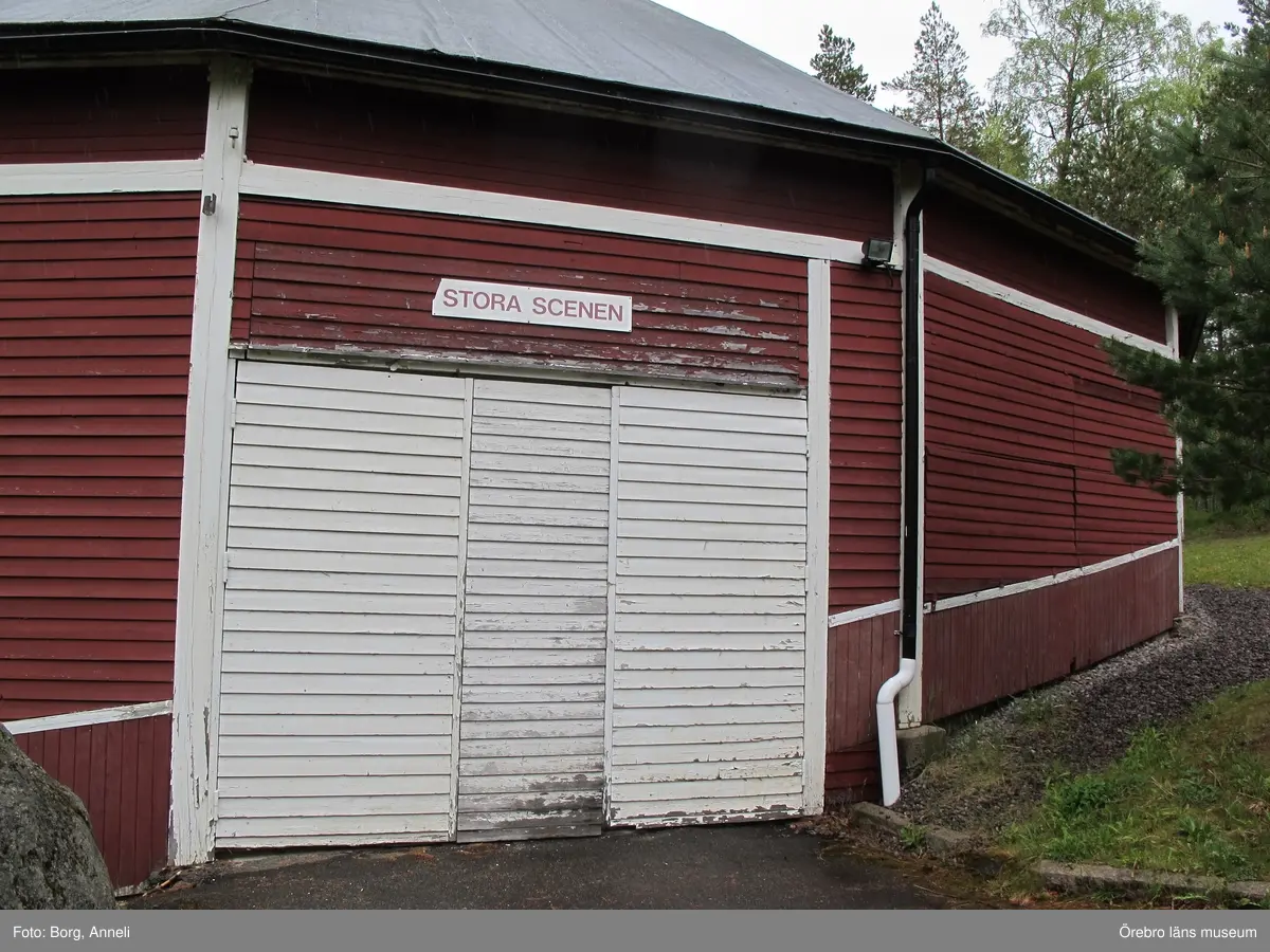 1: Entrén som den ser ut i dag. Foto: 4 augusti 2016.
2: Teaterbyggnaden, Stora scenen, före åtgärd, 16 maj 2016.
3: Teaterbyggnaden, Stora scenen, före åtgärd, 16 maj 2016.
4: Nedre dansbanan före åtgärd, 16 maj 2016.
5: Nedre dansbanan, före åtgärd, 16 maj 2016. Bilden visar en mindre scenutbyggnad på dansbanans bakre del.
6: Övre dansbanan före åtgärd, 16 maj 2016.
7: Övre dansbanan före åtgärd, 16 maj 2016.
8: Stora scenen under åtgärd. Till höger om entrén lagades rötskadad panel, 21 juni 2016.
9: Stora scenen efter åtgärd, 4 augusti 2016.
10: Stora scenen efter åtgärd, 4 augusti 2016.
11: Stora scenens fasader har målats med olika färgtyper. Fasaden till vänster är målad med linoljefärg, medan teaterdelen till höger har målats med slamfärg. 
12: Nedre dansbanan under åtgärd. Rötskadade panelbrädor byttes, 21 juni 2016.
13: Nedre dansbanan efter åtgärd, luckorna har nu målats röda efter anvisning, 4 augusti 2016. 
14: Övre dansbanan efter åtgärd, 4 augusti 2016. 
15-16: Biljettkiosk vid entrén samt biljettkiosk till danbanan. 4 augusti 2016.
17-18:Takprydnad till dansbanans biljettkiosk, samt spelhallen som är i behov av åtgärder.