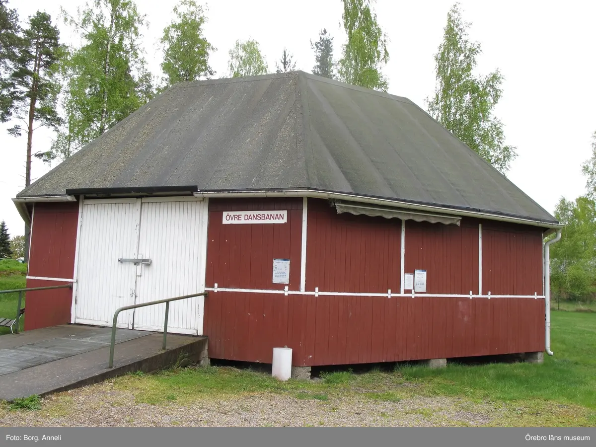 1: Entrén som den ser ut i dag. Foto: 4 augusti 2016.
2: Teaterbyggnaden, Stora scenen, före åtgärd, 16 maj 2016.
3: Teaterbyggnaden, Stora scenen, före åtgärd, 16 maj 2016.
4: Nedre dansbanan före åtgärd, 16 maj 2016.
5: Nedre dansbanan, före åtgärd, 16 maj 2016. Bilden visar en mindre scenutbyggnad på dansbanans bakre del.
6: Övre dansbanan före åtgärd, 16 maj 2016.
7: Övre dansbanan före åtgärd, 16 maj 2016.
8: Stora scenen under åtgärd. Till höger om entrén lagades rötskadad panel, 21 juni 2016.
9: Stora scenen efter åtgärd, 4 augusti 2016.
10: Stora scenen efter åtgärd, 4 augusti 2016.
11: Stora scenens fasader har målats med olika färgtyper. Fasaden till vänster är målad med linoljefärg, medan teaterdelen till höger har målats med slamfärg. 
12: Nedre dansbanan under åtgärd. Rötskadade panelbrädor byttes, 21 juni 2016.
13: Nedre dansbanan efter åtgärd, luckorna har nu målats röda efter anvisning, 4 augusti 2016. 
14: Övre dansbanan efter åtgärd, 4 augusti 2016. 
15-16: Biljettkiosk vid entrén samt biljettkiosk till danbanan. 4 augusti 2016.
17-18:Takprydnad till dansbanans biljettkiosk, samt spelhallen som är i behov av åtgärder.
