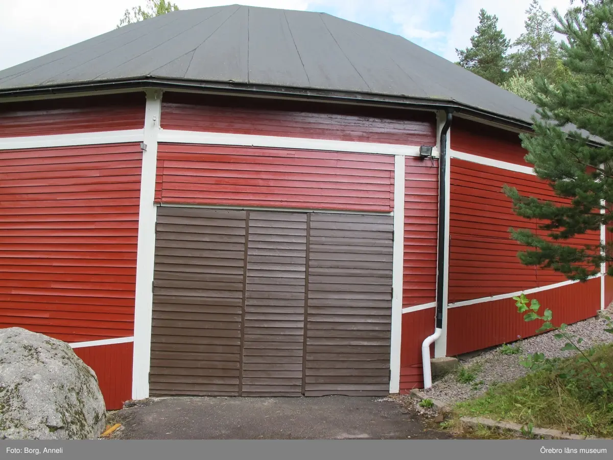 1: Entrén som den ser ut i dag. Foto: 4 augusti 2016.
2: Teaterbyggnaden, Stora scenen, före åtgärd, 16 maj 2016.
3: Teaterbyggnaden, Stora scenen, före åtgärd, 16 maj 2016.
4: Nedre dansbanan före åtgärd, 16 maj 2016.
5: Nedre dansbanan, före åtgärd, 16 maj 2016. Bilden visar en mindre scenutbyggnad på dansbanans bakre del.
6: Övre dansbanan före åtgärd, 16 maj 2016.
7: Övre dansbanan före åtgärd, 16 maj 2016.
8: Stora scenen under åtgärd. Till höger om entrén lagades rötskadad panel, 21 juni 2016.
9: Stora scenen efter åtgärd, 4 augusti 2016.
10: Stora scenen efter åtgärd, 4 augusti 2016.
11: Stora scenens fasader har målats med olika färgtyper. Fasaden till vänster är målad med linoljefärg, medan teaterdelen till höger har målats med slamfärg. 
12: Nedre dansbanan under åtgärd. Rötskadade panelbrädor byttes, 21 juni 2016.
13: Nedre dansbanan efter åtgärd, luckorna har nu målats röda efter anvisning, 4 augusti 2016. 
14: Övre dansbanan efter åtgärd, 4 augusti 2016. 
15-16: Biljettkiosk vid entrén samt biljettkiosk till danbanan. 4 augusti 2016.
17-18:Takprydnad till dansbanans biljettkiosk, samt spelhallen som är i behov av åtgärder.
