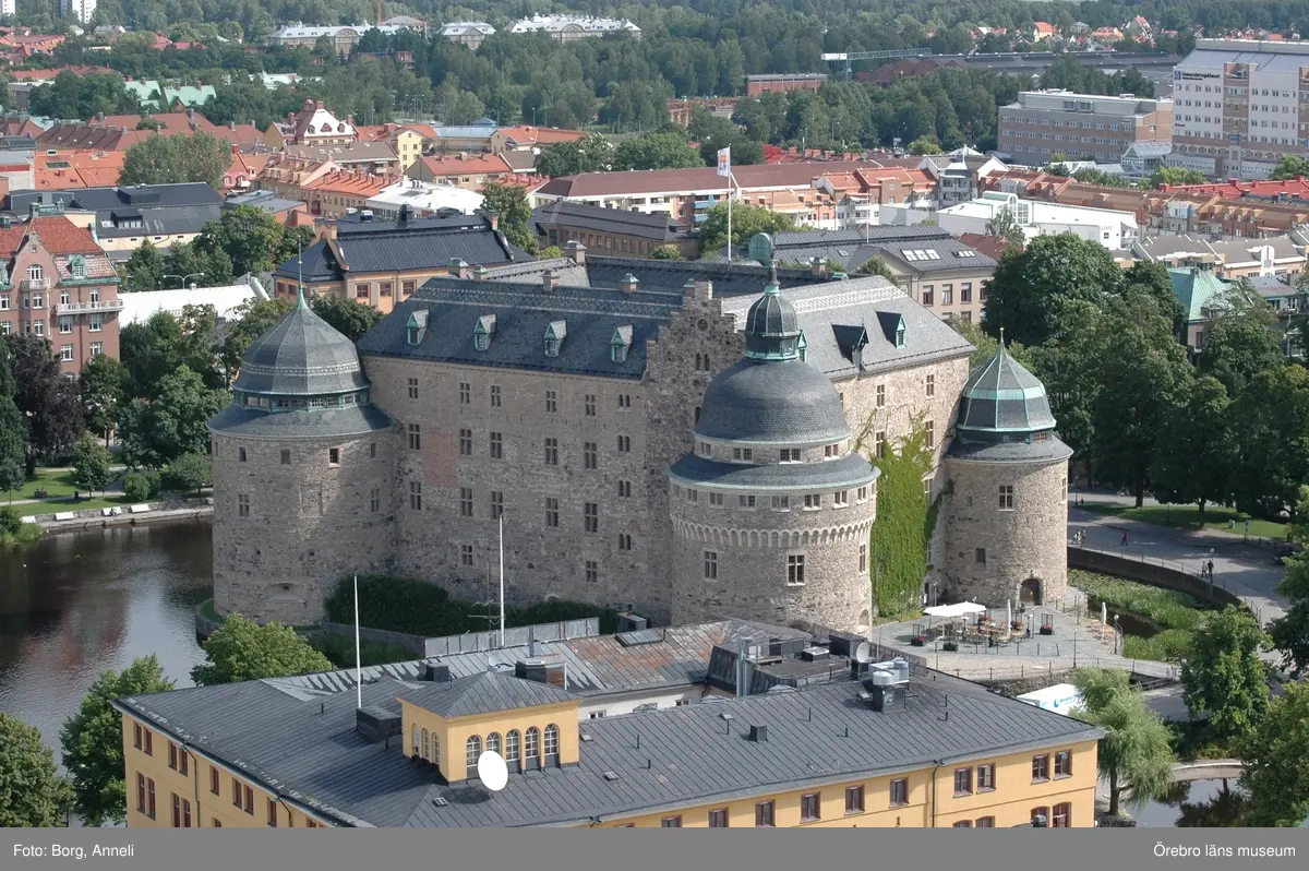 1: 	Nordvästra tornet före arbeten. Till höger i bild syns trappgaveln samt vattenutkastaren av kalksten i form av en fågel/örn. 7 november 2013.


2-3:	Närbild av utkastaren. Fågelns klor liksom vänstra sidan av fågelns huvud har fallit bort. 7 november 2013, 16 nov 2016.


4-5:	Nordvästra tornet före åtgärder. Övre och nedre takfallens anslutningar mot norra längan. Ovan ståndplåten mot muren fanns en fog innehållande PCB. 13 september 2016. 


6-7: 	Nordvästra tornet före åtgärder. T.v. ses nedre takfallets anslutning mot västra längan. T.h. ses inspektionslucka i övre takfallet samt ett mörkt parti av tidigare lagt kompletteringsskiffer. 13, 21 september 2016.

8-9: 	Under åtgärder. T.v. visas västra längans befintliga underlagstak. Under pappen ligger plywood. T.h. tornets nedre takfall. Under pappen ligger originaltaket kvar, försett med s.k. rillor, nedfrästa spår där vatten leds ned. 16 november 2016.

10-11: 	Skador på plåten närmast tornspiran. Spiken har rostat och plåten var uppvikt 13 sept 2016.
12-13: 	Målare Per Lindström har blymönjat spirans klot och krona. Nu målas de med linoljefärg innan förgyllning. 13 september 2016.
14-15: 	Spirans klot och krona återmonterade efter förgyllning. På flöjeln står årtalet 1899. Plåten närmast spiran lagades och spikades med kopparspik. 6, 17 oktober 2016.
16-17: 	Nylagt skiffertak med nya insticksplåtar av koppar samt monterade fästöglor för linor. T.h. nya fästen för åskledaren. 17 oktober 2016.
18-19: 	Norra längan försågs med ny hängränna av koppar. Ett stuprör med skarpa krökar leder vattnet vidare. 27 oktober 2016.
20-21: 	Under åtgärd. Skiffertaket på nordvästra tornets övre takfall är omlagt. 
T.h. en nygjord patineringsplåt med förstärkt kant. 16 november 2016.
22-23: 	Tornets nedre takfall under åtgärd. Fotplåt av koppar monterad. Snörasskydd monterades i samband med skifferläggning. T.h. anslutning mot västra längan. Plåten i mötet mellan mur och skiffer har sanerats från PCB-haltig fog och ersatts med ett hydrauliskt kalkbruk. 18 november 2016.
24-25: 	Under åtgärd. Norra och västra takfoten skrotades på lös sten. Flera konsoler på norra sidan har tidigare förstärkts med dubb av rostfritt stål med påförd stålplast. Skifferplattan till vänster är kompletteringsskiffer. Plattan till höger är befintlig ursprunglig sten. 18, 28 november 2016.



26-27: 	Efter åtgärd. Slottets norra länga har kompletterats med hängränna och stuprör. 
Stupröret leder ner och släpper vattnet på nordvästra tornets nedre takfall. T.h. ny fotränna av koppar. Specialtillverkad vattkupa ritad av slottsarkitekt Tina Wik. 
14 december 2016.
28-29: 	Efter åtgärd. Slottets västra länga har kompletterats med hängränna och stuprör. Stupröret leder ner och släpper vattnet på nordvästra tornets nedre takfall. 
14 december 2016.
30-31: 	Efter åtgärd. Västra längans hängränna drogs fram till trappgaveln. 
Utkastaren av kalksten, i form av en fågel, är säkrad med en stödkrage och vajrar tills vidare åtgärder görs. En överlappande kopparplåt monterades för att leda undan vatten och skydda stenrännans lerklovskador. 14 december 2016.
32: 	Efter åtgärd. Snörasskydd och luftdon på tornets nedre takfall. 14 december 2016.
33-34: 	Bilderna visar Örebro slott före arbetena år 2005, samt efter arbetena 2017. 
Fotografierna är tagna från Nikolaikyrkan.