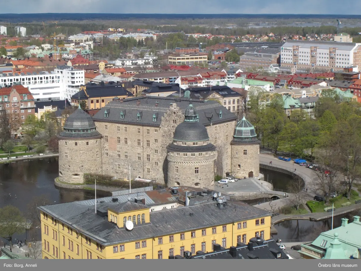 1: 	Nordvästra tornet före arbeten. Till höger i bild syns trappgaveln samt vattenutkastaren av kalksten i form av en fågel/örn. 7 november 2013.


2-3:	Närbild av utkastaren. Fågelns klor liksom vänstra sidan av fågelns huvud har fallit bort. 7 november 2013, 16 nov 2016.


4-5:	Nordvästra tornet före åtgärder. Övre och nedre takfallens anslutningar mot norra längan. Ovan ståndplåten mot muren fanns en fog innehållande PCB. 13 september 2016. 


6-7: 	Nordvästra tornet före åtgärder. T.v. ses nedre takfallets anslutning mot västra längan. T.h. ses inspektionslucka i övre takfallet samt ett mörkt parti av tidigare lagt kompletteringsskiffer. 13, 21 september 2016.

8-9: 	Under åtgärder. T.v. visas västra längans befintliga underlagstak. Under pappen ligger plywood. T.h. tornets nedre takfall. Under pappen ligger originaltaket kvar, försett med s.k. rillor, nedfrästa spår där vatten leds ned. 16 november 2016.

10-11: 	Skador på plåten närmast tornspiran. Spiken har rostat och plåten var uppvikt 13 sept 2016.
12-13: 	Målare Per Lindström har blymönjat spirans klot och krona. Nu målas de med linoljefärg innan förgyllning. 13 september 2016.
14-15: 	Spirans klot och krona återmonterade efter förgyllning. På flöjeln står årtalet 1899. Plåten närmast spiran lagades och spikades med kopparspik. 6, 17 oktober 2016.
16-17: 	Nylagt skiffertak med nya insticksplåtar av koppar samt monterade fästöglor för linor. T.h. nya fästen för åskledaren. 17 oktober 2016.
18-19: 	Norra längan försågs med ny hängränna av koppar. Ett stuprör med skarpa krökar leder vattnet vidare. 27 oktober 2016.
20-21: 	Under åtgärd. Skiffertaket på nordvästra tornets övre takfall är omlagt. 
T.h. en nygjord patineringsplåt med förstärkt kant. 16 november 2016.
22-23: 	Tornets nedre takfall under åtgärd. Fotplåt av koppar monterad. Snörasskydd monterades i samband med skifferläggning. T.h. anslutning mot västra längan. Plåten i mötet mellan mur och skiffer har sanerats från PCB-haltig fog och ersatts med ett hydrauliskt kalkbruk. 18 november 2016.
24-25: 	Under åtgärd. Norra och västra takfoten skrotades på lös sten. Flera konsoler på norra sidan har tidigare förstärkts med dubb av rostfritt stål med påförd stålplast. Skifferplattan till vänster är kompletteringsskiffer. Plattan till höger är befintlig ursprunglig sten. 18, 28 november 2016.



26-27: 	Efter åtgärd. Slottets norra länga har kompletterats med hängränna och stuprör. 
Stupröret leder ner och släpper vattnet på nordvästra tornets nedre takfall. T.h. ny fotränna av koppar. Specialtillverkad vattkupa ritad av slottsarkitekt Tina Wik. 
14 december 2016.
28-29: 	Efter åtgärd. Slottets västra länga har kompletterats med hängränna och stuprör. Stupröret leder ner och släpper vattnet på nordvästra tornets nedre takfall. 
14 december 2016.
30-31: 	Efter åtgärd. Västra längans hängränna drogs fram till trappgaveln. 
Utkastaren av kalksten, i form av en fågel, är säkrad med en stödkrage och vajrar tills vidare åtgärder görs. En överlappande kopparplåt monterades för att leda undan vatten och skydda stenrännans lerklovskador. 14 december 2016.
32: 	Efter åtgärd. Snörasskydd och luftdon på tornets nedre takfall. 14 december 2016.
33-34: 	Bilderna visar Örebro slott före arbetena år 2005, samt efter arbetena 2017. 
Fotografierna är tagna från Nikolaikyrkan.