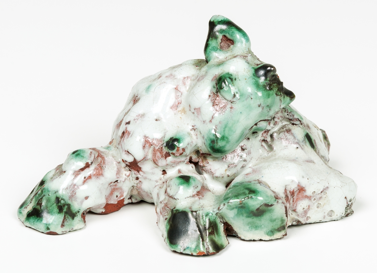 Figurin, liggande get, keramik, grönvit glasyr, formgiven av Märta Willborg, 1930-talet.