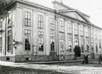 Linköpings gamla teater. Även kallad Assemblée- och spektakelhuset. Riven 1901 och ersatt med nuvarande teaterhus i staden.