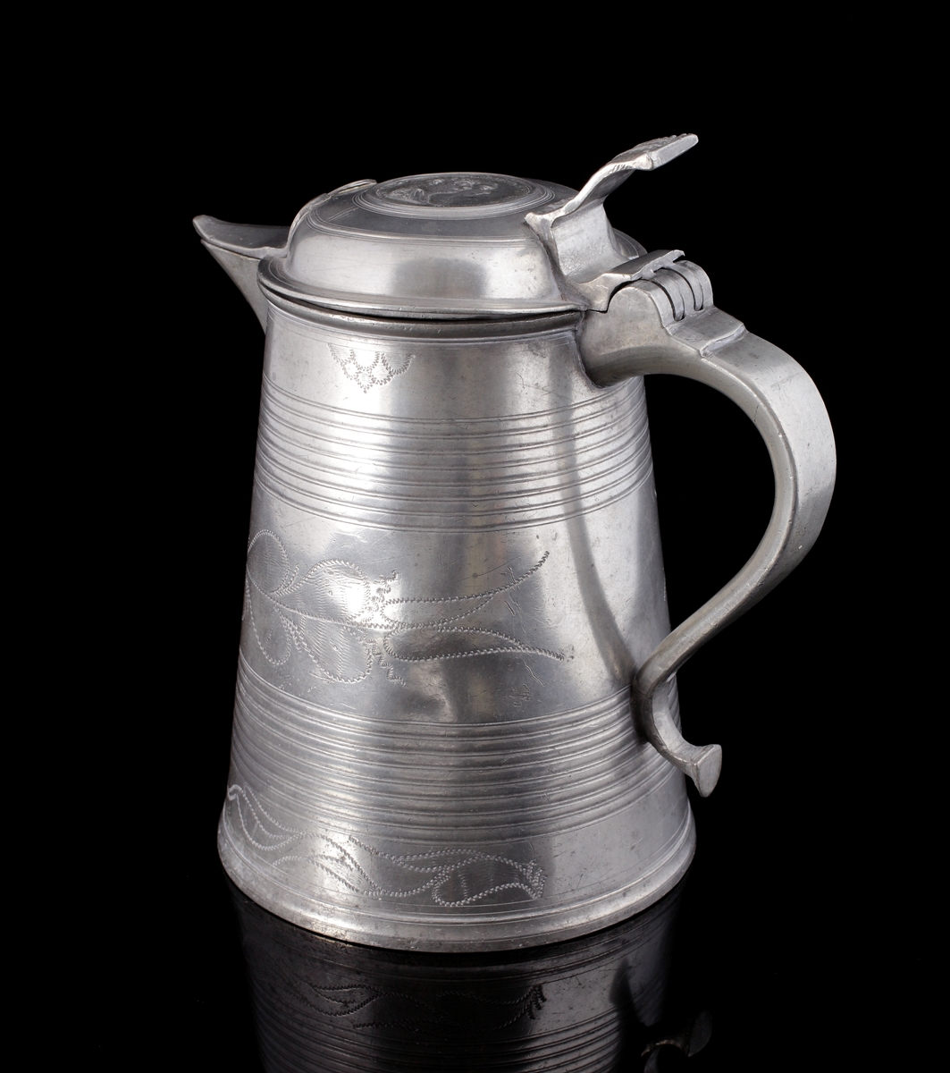 Stop i tenn. 
Cylindrisk, något avsmalnande modell med lock. Banddekor omväxlande med graverade blommor. På locket infälld hyllningsmedalj över Oscar I och hans gemål Josefina (nött och svårtydd text på latin). 
Stämplar på insidan i botten.