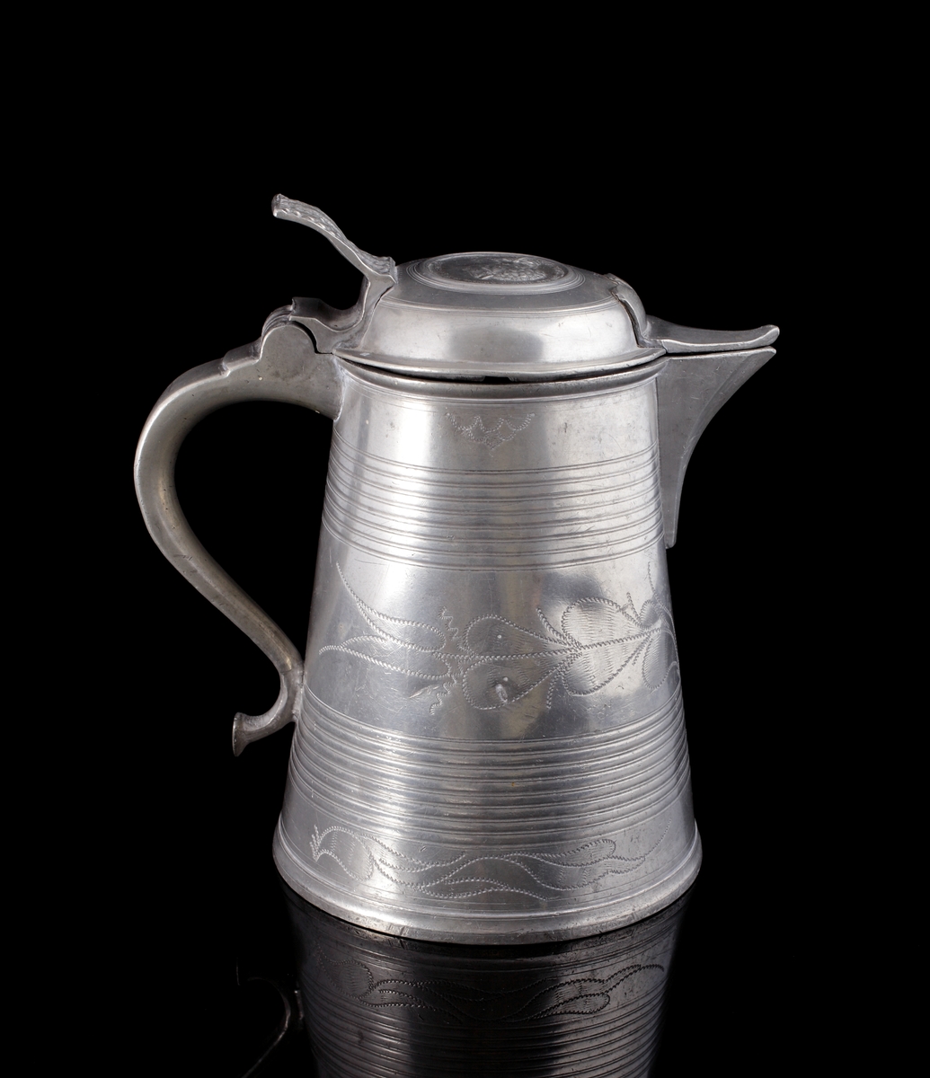 Stop i tenn. 
Cylindrisk, något avsmalnande modell med lock. Banddekor omväxlande med graverade blommor. På locket infälld hyllningsmedalj över Oscar I och hans gemål Josefina (nött och svårtydd text på latin). 
Stämplar på insidan i botten.