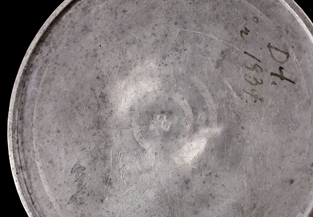 Stop i tenn. 
Cylindrisk, något avsmalnande modell med lock. Banddekor omväxlande med graverade blommor. På locket infälld hyllningsmedalj över Oscar I och hans gemål Josefina (nött och svårtydd text på latin). 
Stämplar på insidan i botten.