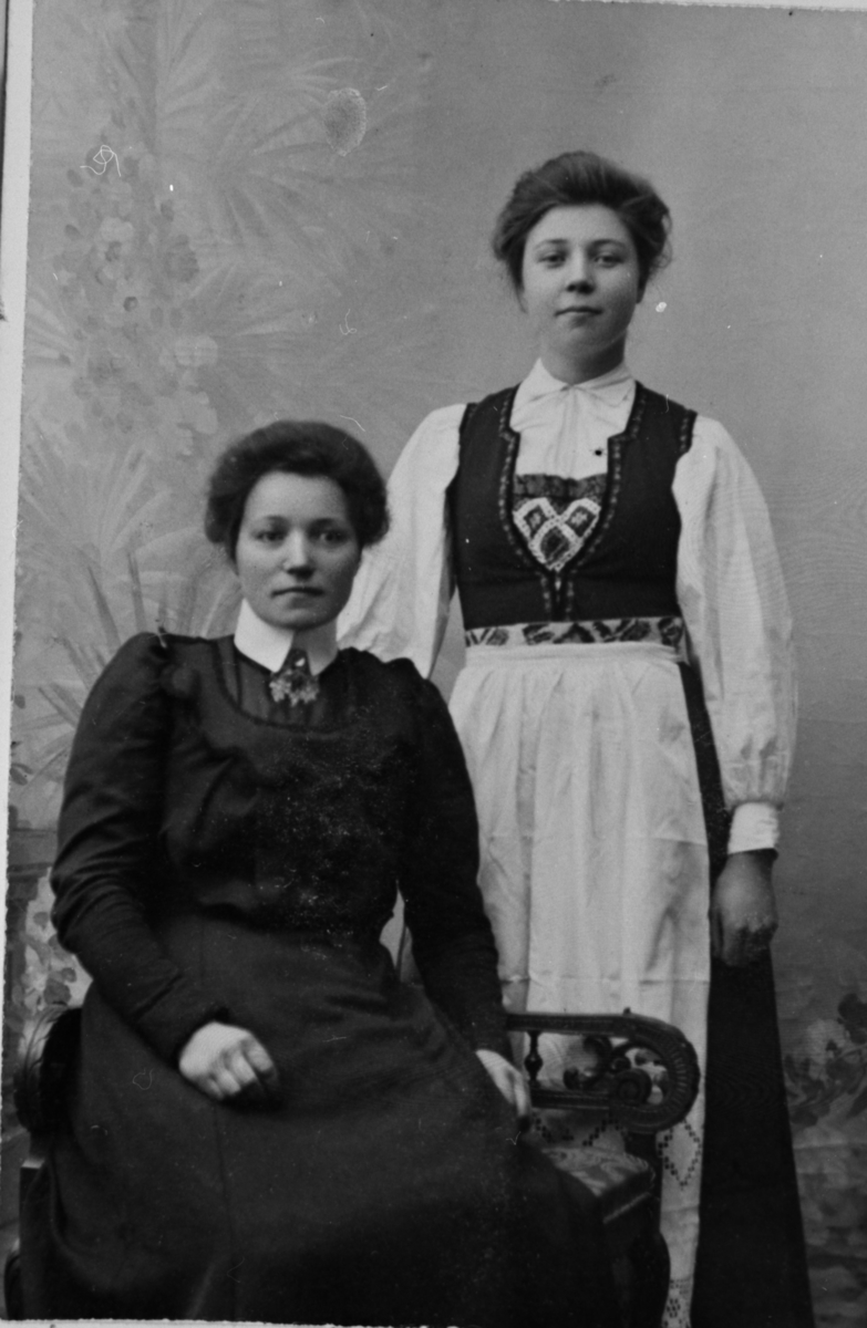Portrett av frå v. Gunhild Eikre og Anne Eikre.