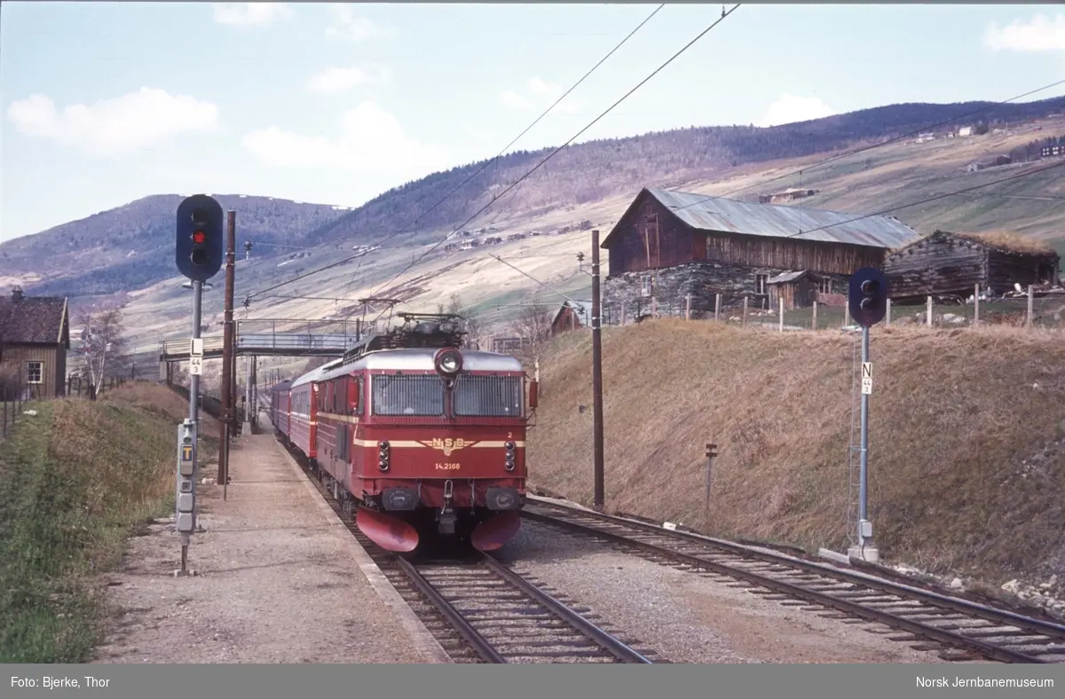 Hurtigtog 352 Åndalsnes-Oslo trukket av elektriske lokomotiv El 14 2166 passerer Dovre stasjon